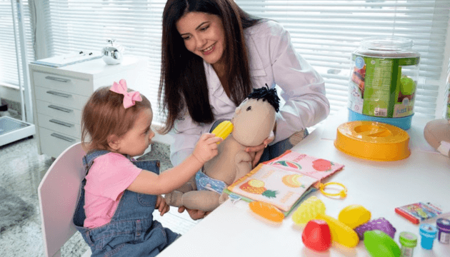 Criança sendo instruída na Educação alimentar