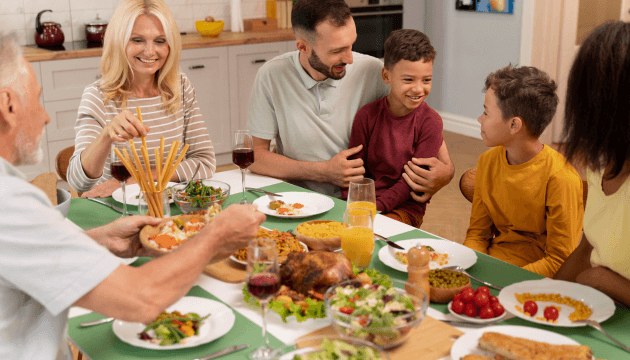 Familia-feliz-jantando-juntos