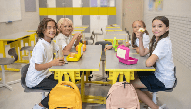 Alunos-Lanchando-em-uma-mesa-da-cantina-da-escola