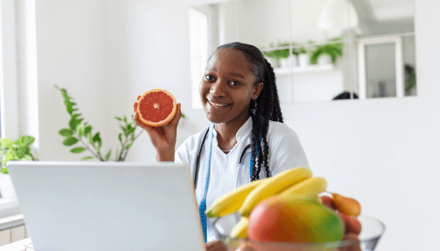 Nutricionista-posando-com-fruta-em-mãos
